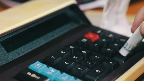 Compter l'argent sur une ancienne calculatrice 