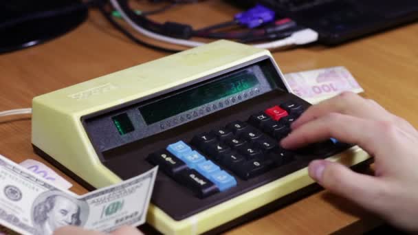 Cálculo financeiro Dinheiro em uma calculadora retro — Vídeo de Stock