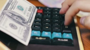 Eski bir hesap makinesi üzerinde para sayma