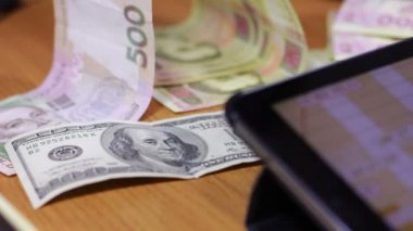 İşadamı bir Tablet kullanarak sermaye ile çalışma.