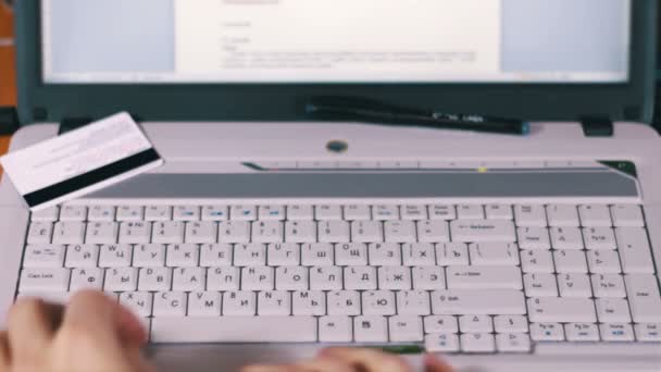 Escribir en un teclado de computadora portátil — Vídeo de stock