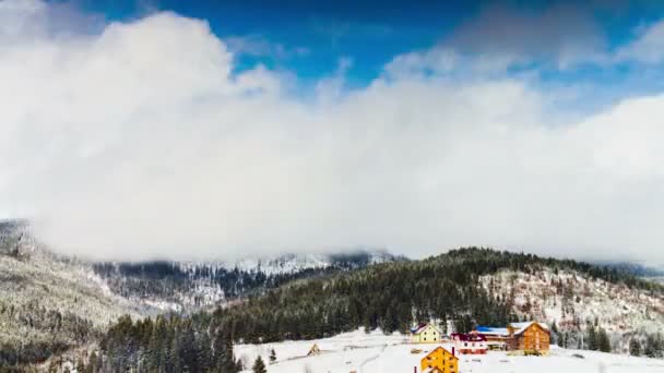 Nuages se déplaçant sur le sommet de la montagne — Video