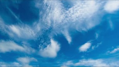 Mavi gökyüzünde hareket eden bulutlar.
