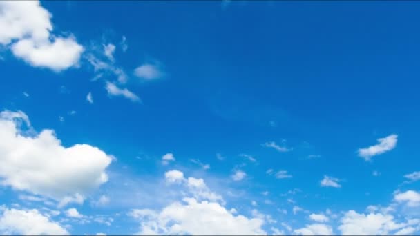 Moln rör sig i den blå himlen. — Stockvideo
