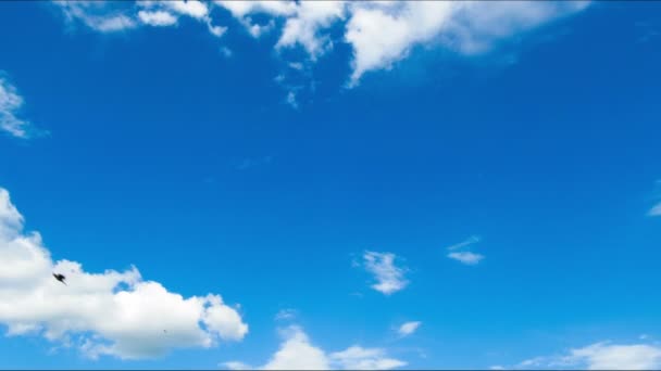 Wolken bewegen in de blauwe lucht. — Stockvideo