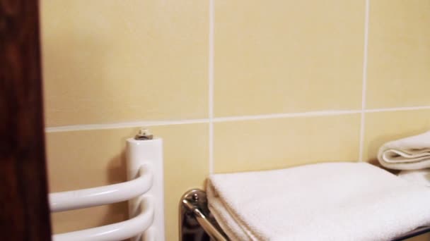 Dívka ve sprše vezme ručník — Stock video