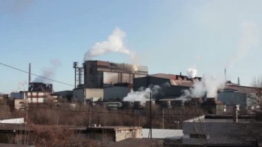 Borular şehrin endüstriyel bitkinin gelen duman.