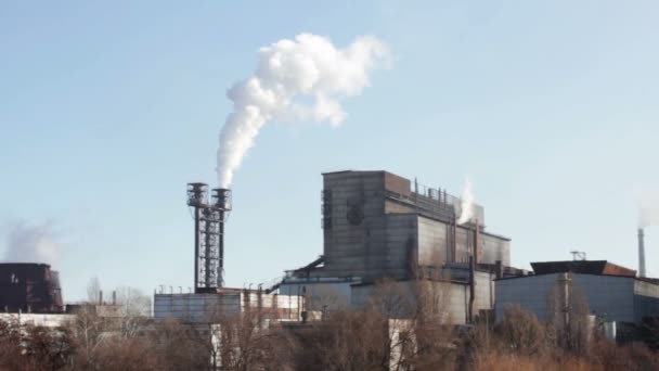 Roken van buizen van de industriële fabriek in de stad. — Stockvideo