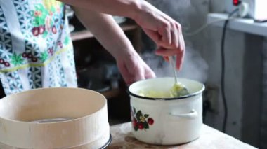 Kadın ev mutfak patates püresi hazırlanıyor