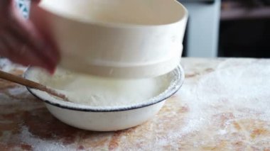 Kadın Ev Mutfağında Öksürüğü Hazırlıyor