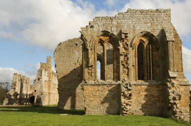 Egglestone Abbey, İngiltere 'nin Durham eyaletindeki Barnard Kalesi' nin güneydoğusunda Tees Nehri 'nin güney kıyısında terk edilmiş bir Premonstratensian Manastırı..
