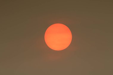 Uk 'taki güneş rengi, eski Ophelia Kasırgası ve Portekiz ve İspanya' daki yangınların yol açtığı enkazdan gelen Sahra tozu gibi bir hava olayından kaynaklanıyordu..