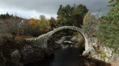 Cairngorms Ulusal Parkı 'ndaki Carrbridge' deki efsanevi yük beygiri köprüsü İskoçya 'nın Highlands bölgesindeki en eski taş köprüdür..
