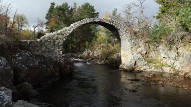 Cairngorms Ulusal Parkı 'ndaki Carrbridge' deki efsanevi yük beygiri köprüsü İskoçya 'nın Highlands bölgesindeki en eski taş köprüdür..