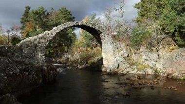 Cairngorms Ulusal Parkı 'ndaki Carrbridge' deki efsanevi yük beygiri köprüsü İskoçya 'nın Highlands bölgesindeki en eski taş köprüdür..