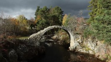 Cairngorms Ulusal Parkı 'ndaki Carrbridge' deki efsanevi yük beygiri köprüsü İskoçya 'nın Highlands bölgesindeki en eski taş köprüdür..