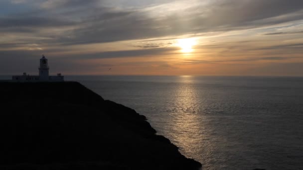 Pôr Sol Atrás Farol Strumble Head Pembrokeshire País Gales Reino — Vídeo de Stock