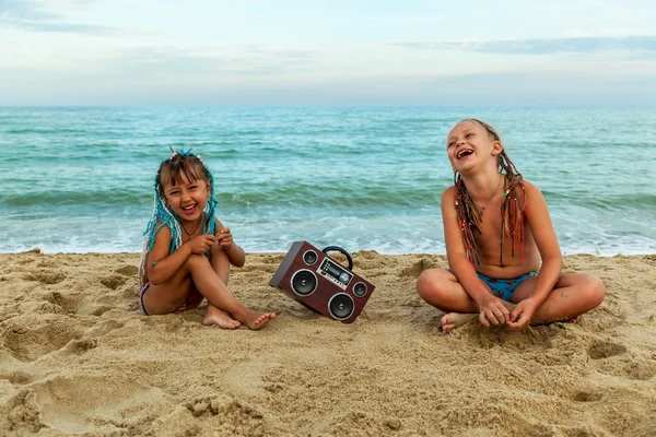 Crianças ouvem música na praia — Fotografia de Stock