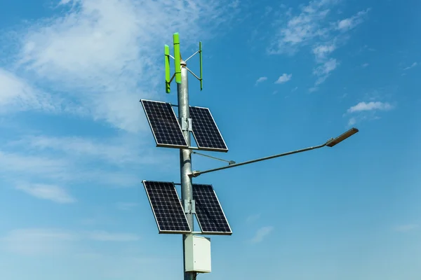 Paneles solares en un poste, iluminación urbana con paneles solares, indepe — Foto de Stock