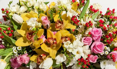 çiçek kompozisyon bir beyaz zemin orkide gül, Gelin bo