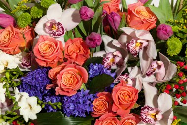 çiçek kompozisyon bir beyaz zemin orkide gül, Gelin bo