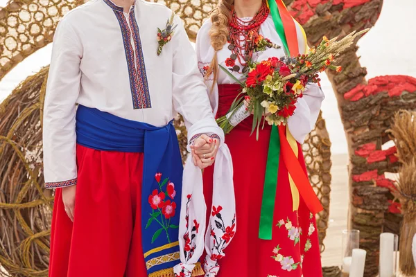 Un bouquet de mariage est entre les mains de la fiancée — Photo