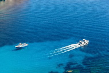 Sessiz liman iki motorbot manzaraları turistlere göster.