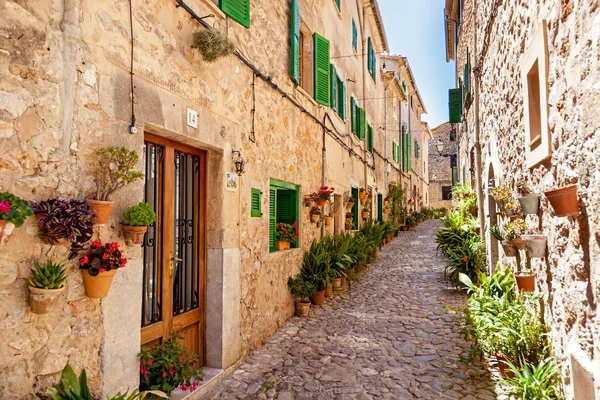 Enge Straße mit alten traditionellen Häusern und Blumen, enge Straße — Stockfoto