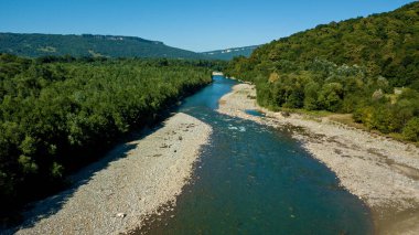 Fırtına nehri Belaya Khadzhokh geçidinde. Güzel manzaralar, kanyonlar ve geçitler. Yukarıdan hava görüntüsü