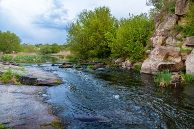 Boguslavsky granit kanyonu, Ukrayna. Ros nehrinin hızlı akışı granit kayaların yanında. Ukrayna 'nın manzarası ve doğası.
