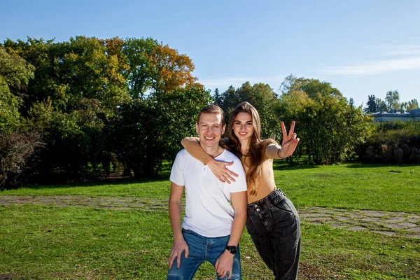 Birbirine Aşık Çiftler Sonbahar Parkında Eğleniyorlar Parktaki Genç Çift — Stok fotoğraf