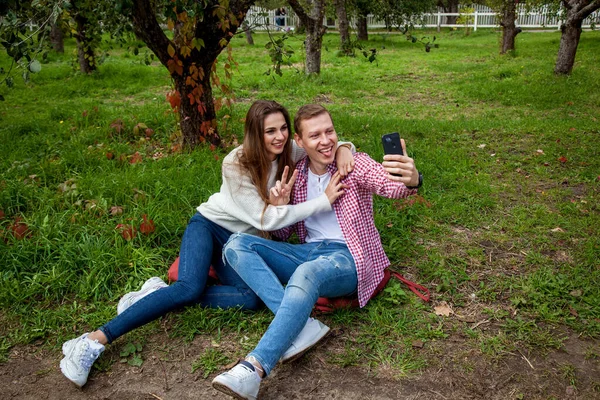 Jovem Casal Passa Tempo Juntos Parque Sentado Grama Fazendo Selfies — Fotografia de Stock