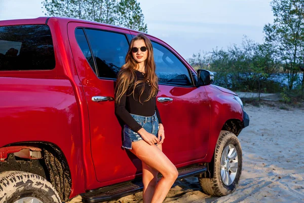 Menina Sexy Bonita Com Cabelos Longos Shorts Jeans Curtos Bodysuit — Fotografia de Stock