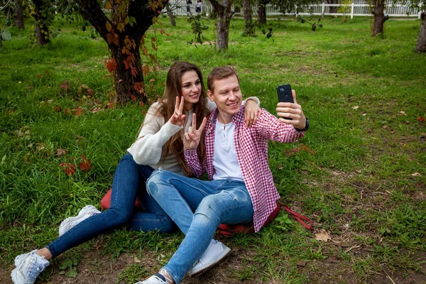 Jovem Casal Passa Tempo Juntos Parque Sentado Grama Fazendo Selfies — Fotografia de Stock