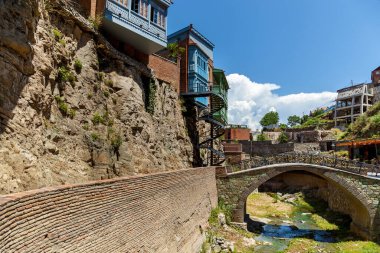 Eski Tiflis şehrindeki nehir yatağının üzerindeki tuğla köprü.