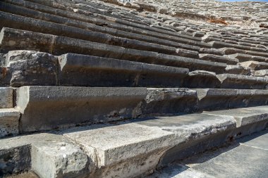 Antalya, Side, Türkiye 'deki antik çağlardan kalma bir amfi tiyatronun taş basamakları.