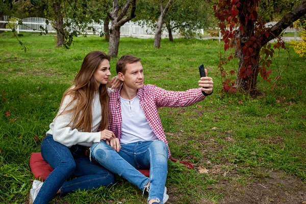 Jovem Casal Passa Tempo Juntos Parque Sentado Grama Fazendo Selfies — Fotografia de Stock