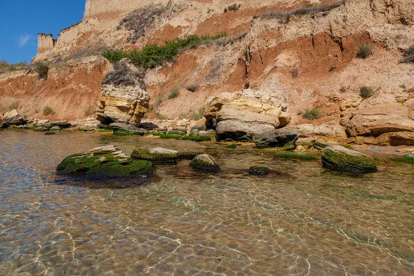Karadeniz Kıyısında Çeşitli Şekillerde Sarı Kumlu Kayalar Taşlar Mavi Gökyüzü — Stok fotoğraf