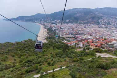 Yazın güneşli bir günde Kleopatra 'nın plajındaki dağın tepesinden manzara. Ich Kale kalesinin tepesine çıkan kablo şehri güzel bir manzaraya sahip..
