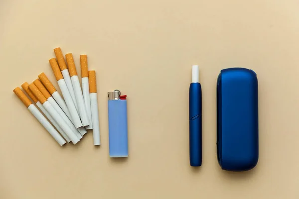 Elektronická Modrá Cigareta Iqos Obyčejné Cigarety Zapalovačem Béžovém Pozadí Fotografie — Stock fotografie