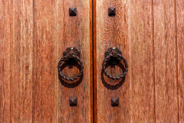 Porta, velho, de madeira, madeira, antigo, igreja, fundo, marrom, portas, sólido, projeto, metal, vintage, portão, estilo — Fotografia de Stock