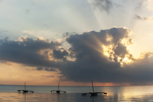 Mombasa, beach, sunrise, africa, sun, boat, kenya Sunrise over the Indian Ocean — Stockfoto