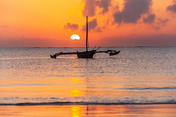 Mombasa, playa, amanecer, África, sol, barco, kenya amanecer sobre el Océano Índico — Foto de Stock