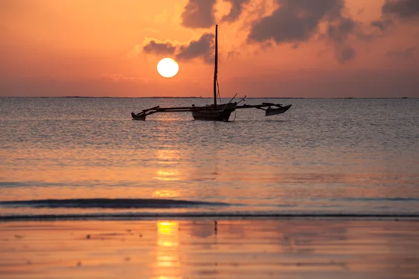 Mombasa, beach, sunrise, africa, sun, boat, kenya Sunrise over the Indian Ocean — Φωτογραφία Αρχείου