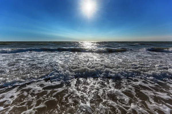Praia, verão, litoral, ondas e vento, o sol da tarde, paisagem, férias de verão — Fotografia de Stock