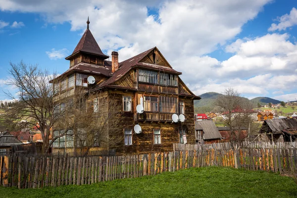 Ein Dorf im Gebirge, Karpaten, Ukraine, Kirche, Gebirgsfluss, Hängebrücke, Holzbrücke, Dorf, alt, Brücke, ländlich, Landschaft, Tal, Berg — Stockfoto