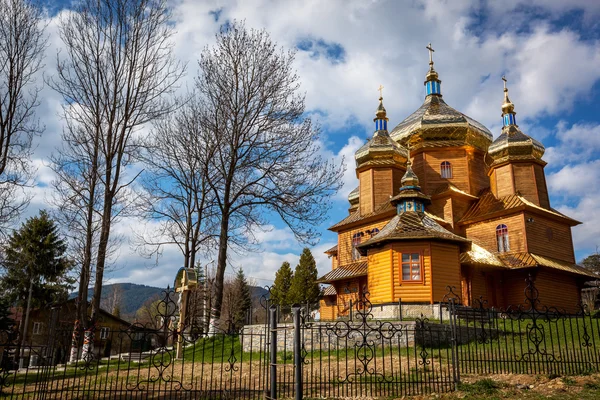 Église en bois, Karpaty, Ukraine, village, croix, dôme, vieux, foi, espoir, vieux bâtiment — Photo