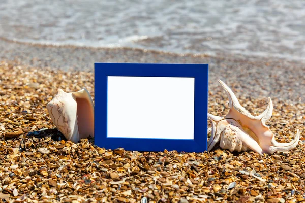 Photo frame on the beach, photography on the beach, sea shells, — Stock Photo, Image