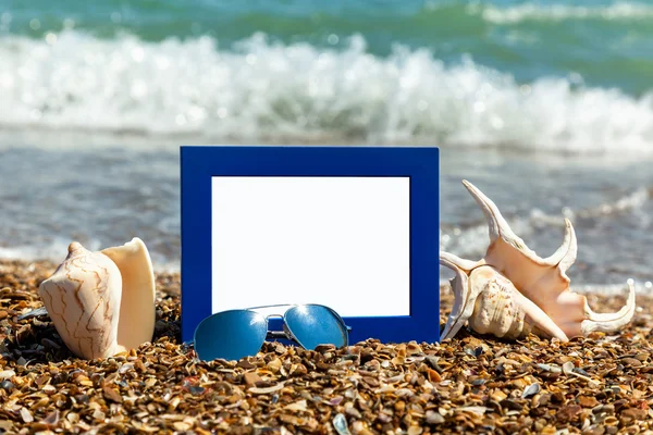 Photo frame on the beach, photography on the beach, sea shells, — Stock Photo, Image