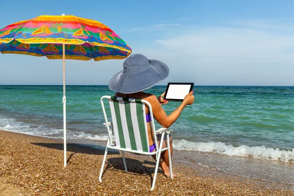 Na praia, guarda-chuva, verão, mulher, lazer, costa, laptop, telefone, i — Fotografia de Stock